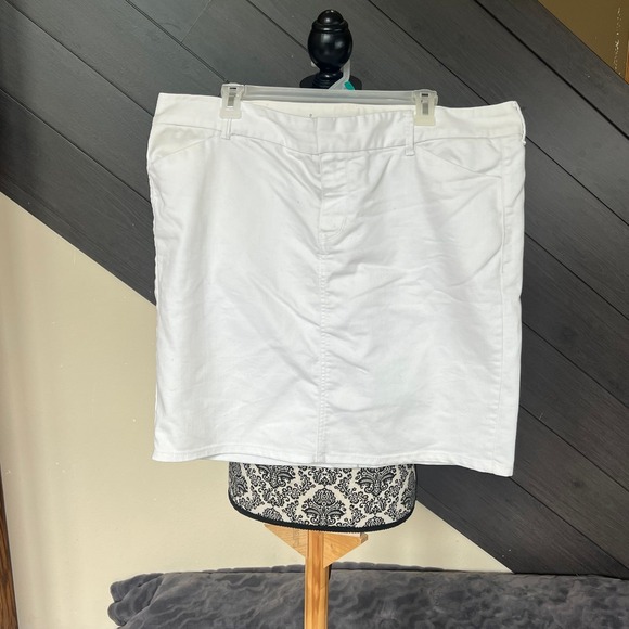 Old Navy White Above Knee‎ Denim Skirt - Picture 1 of 5